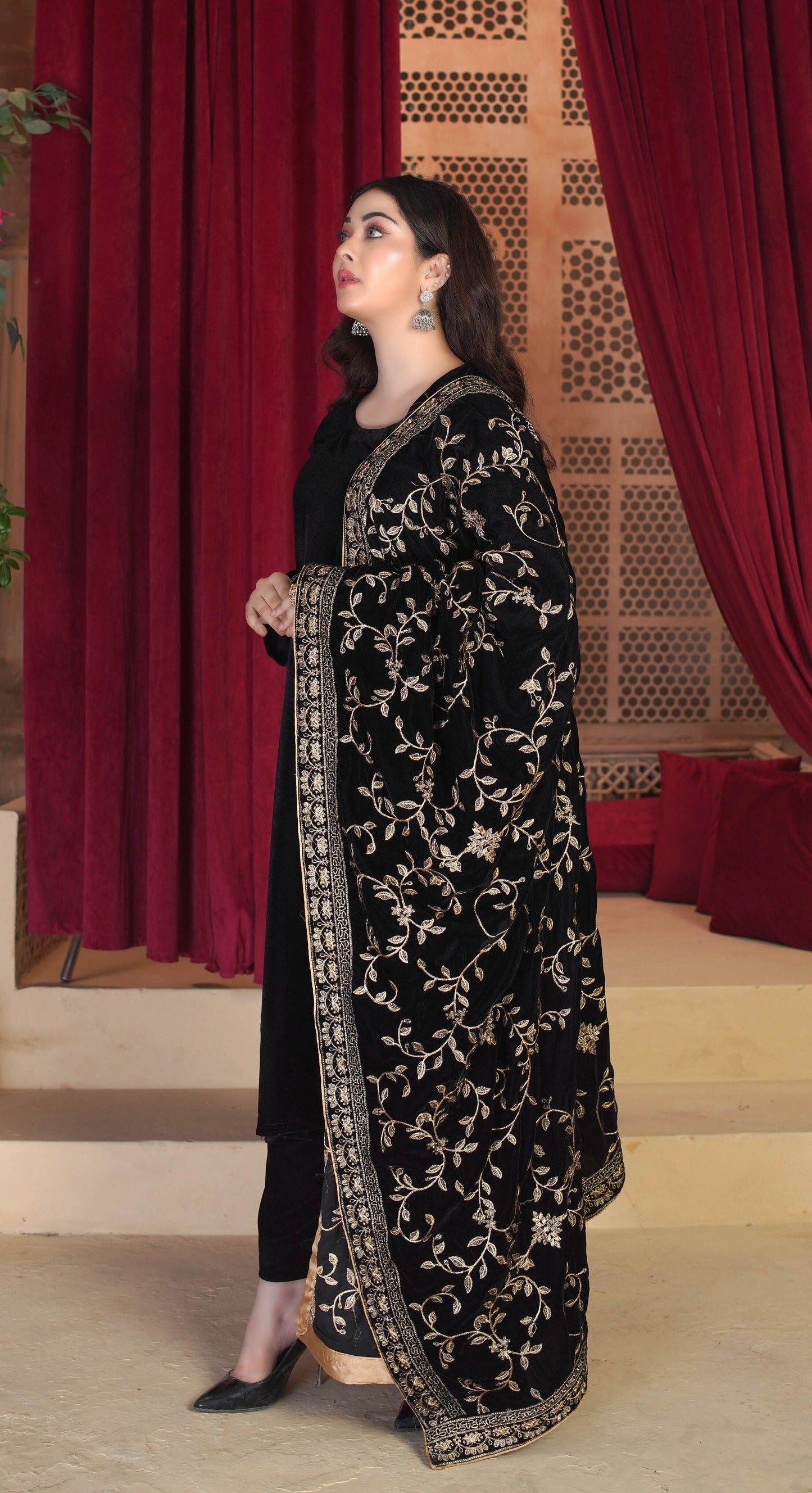 Ivory Horizon: Elegant Velvet Shawl SD8