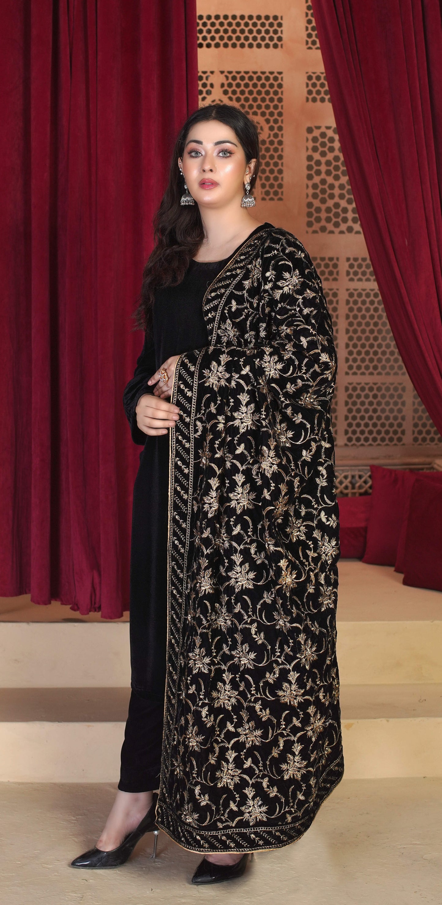 Frosted Elegance: Classic Velvet Shawl SD9