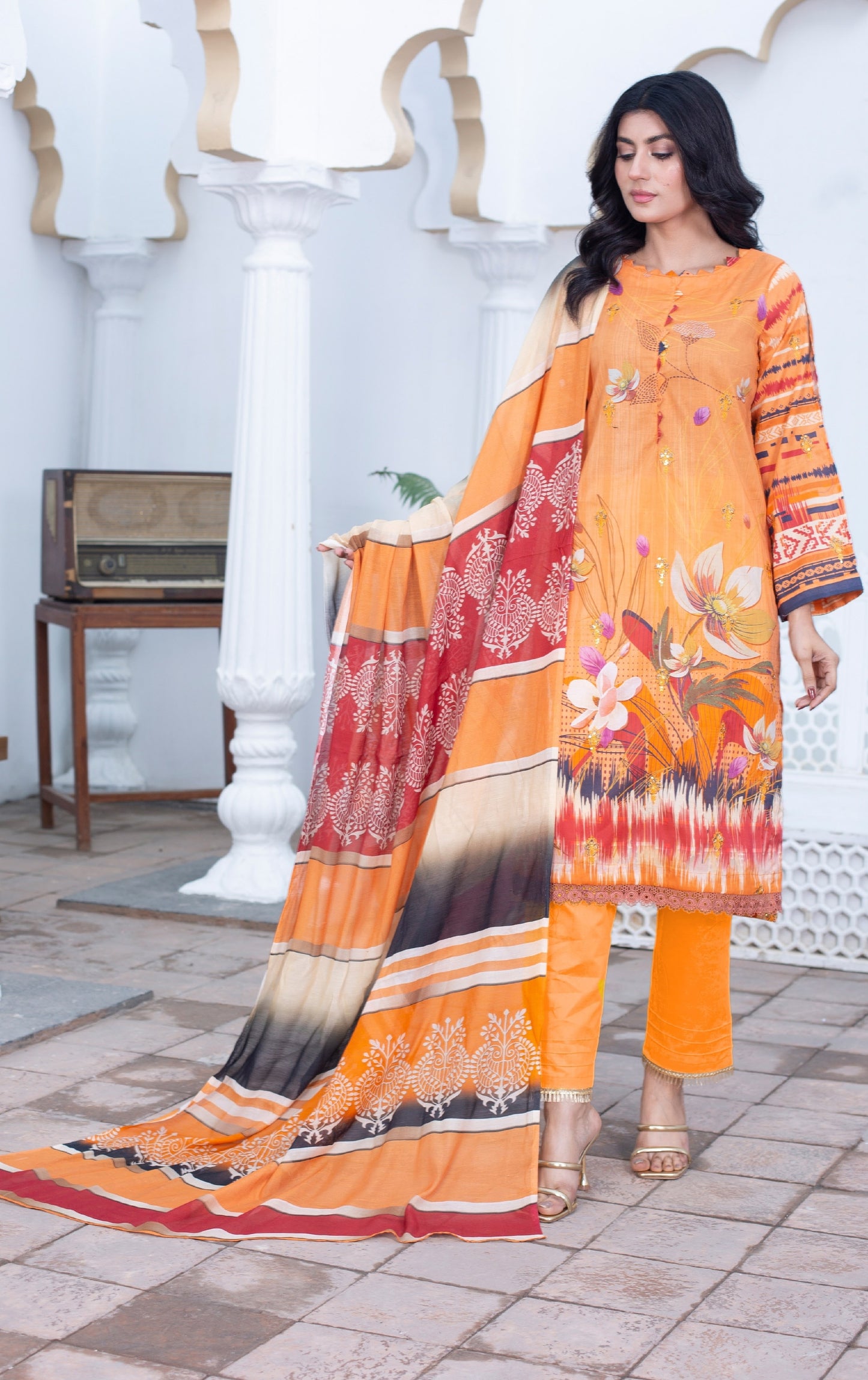 Zar-e-Nigar: Printed Embroidered Lawn Suit ZRO/SD4