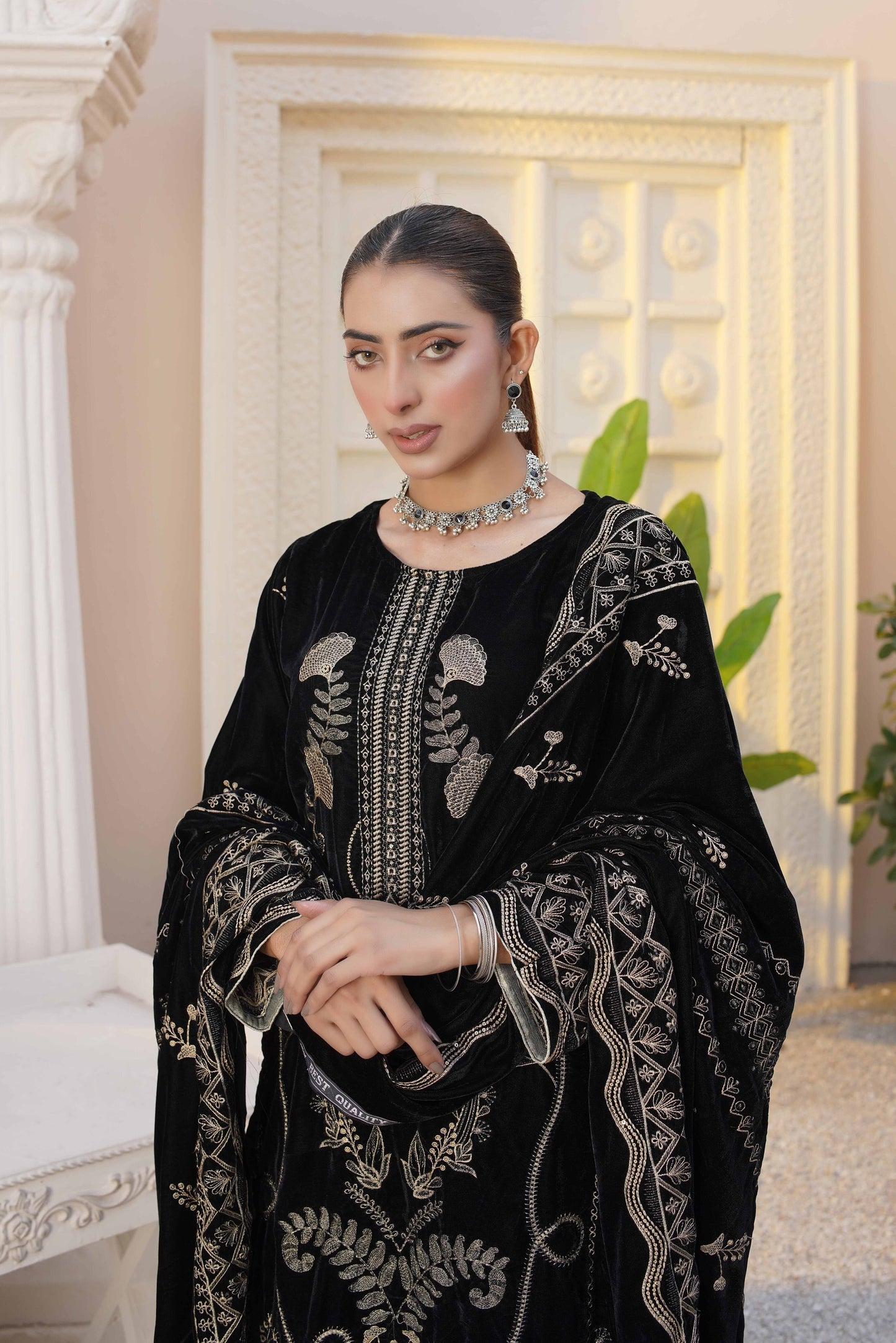 Mashal-e-Zar - Velvet Suit DS4